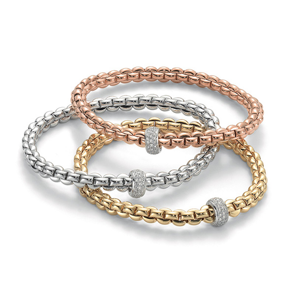 Fope, established in 1929 creating watchstraps from gold and other metals, for some of Switzerlands largest watch producers. Once the third generation joined the fine jewelry family business, Fope invested it's vast wealth of expertise into making its own gold jewelery collections. From there Fope created the Novecento mesh, shaping it into many different designs. The brand’s signature style brought it great success throughout Italy and the world. Fope's current luxury collection has earned a permanent place in the international jewelery market, where Fope's designs stand as a symbol elegance and handcrafted quality, Made In Italy.